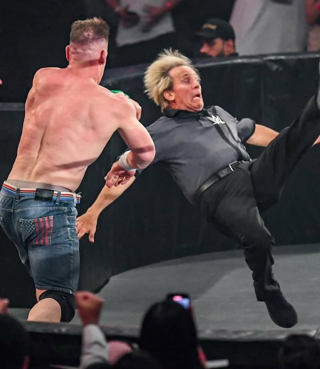 Two of the all time greats in one picture.  Now someone go check on <a href="/WWERobinson/">Charles Robinson</a>!