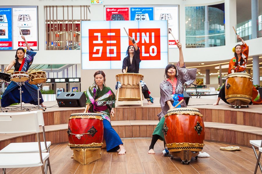 あの頃は派手だった…！

2025年7月27日(日)
「器10周年ライブ」
開場 13:30 開演 14:00
¥3500円（1ドリンク付き）
※小学生以下無料

会場 : 南青山MANDALA
予約フォーム：x.gd/plDm7

▼ 2016年
ユニクロ・ロシア
メガチョップリスタン店オープニング