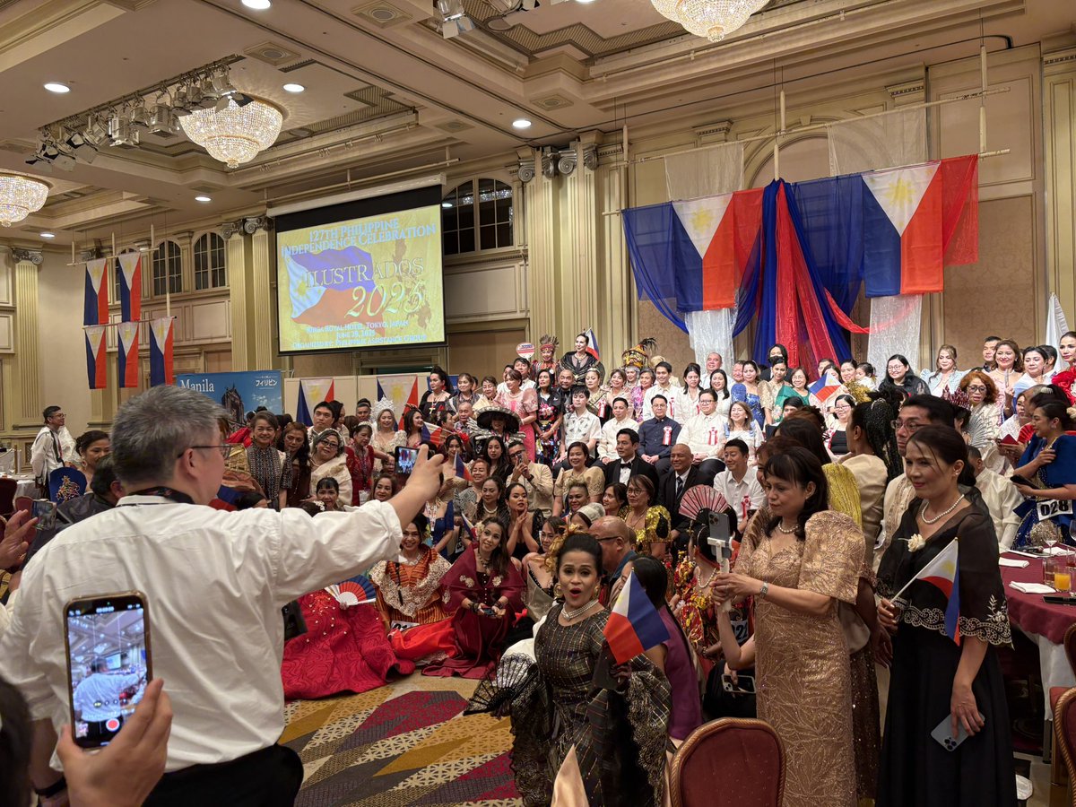フィリピン大使館のパーティへ行って来ました🇵🇭民族衣装を着て(友達に借りた)、美味しいご飯食べて、色々な方と交流させていただきました♪今後の展開がますます楽しみです✨

この生地、クリーニングは普通に出していんだろか？

#JFKMusic
#lovethephilippines 
#ジョリビー食べたい