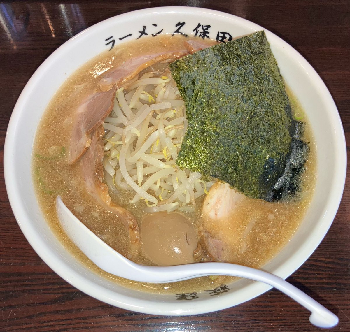 6月30日(月)は荻窪駅北口から至近のラーメン久保田

毎週月曜日は基本的にこちらです

いつものチャーシュー麺ですが、今日は「もやしハーフ」トッピングにしてみました
毎回(年に約50杯)、通常のもやしトッピング(=400gのフル増量)にしている身にとって、盛り付け具合が新鮮(笑

#ラーメン久保田