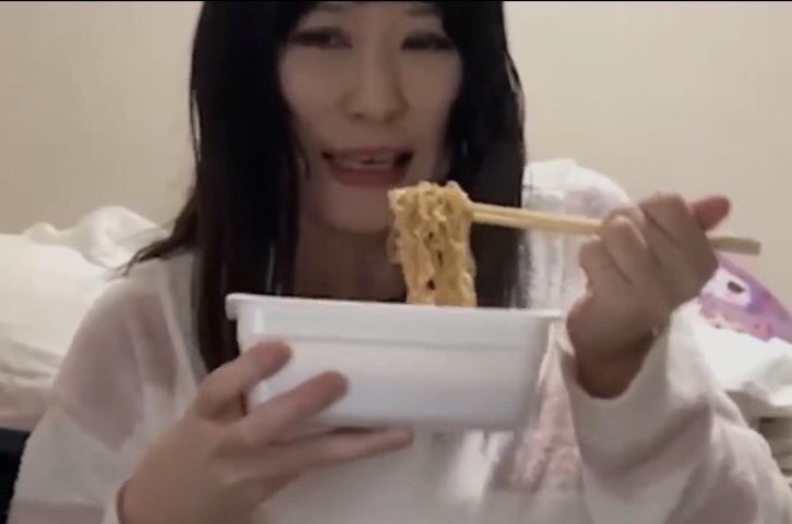 今配信界隈を賑わせているレジェンド配信者故金バエ氏の嫁と自称する19歳美少女萌え声医大生真央さんとクララ同一説があるようですが違います。