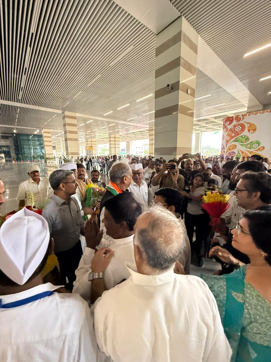 AICC बिहार प्रभारी श्री कृष्णा अल्लावारू, प्रदेश अध्यक्ष श्री राजेश कुमार, पूर्व प्रदेश अध्यक्ष श्री मदन मोहन झा एवं बिहार के कांग्रेस नेता तथा कार्यकर्ताओं ने पटना एयरपोर्ट पर स्वागत किया।