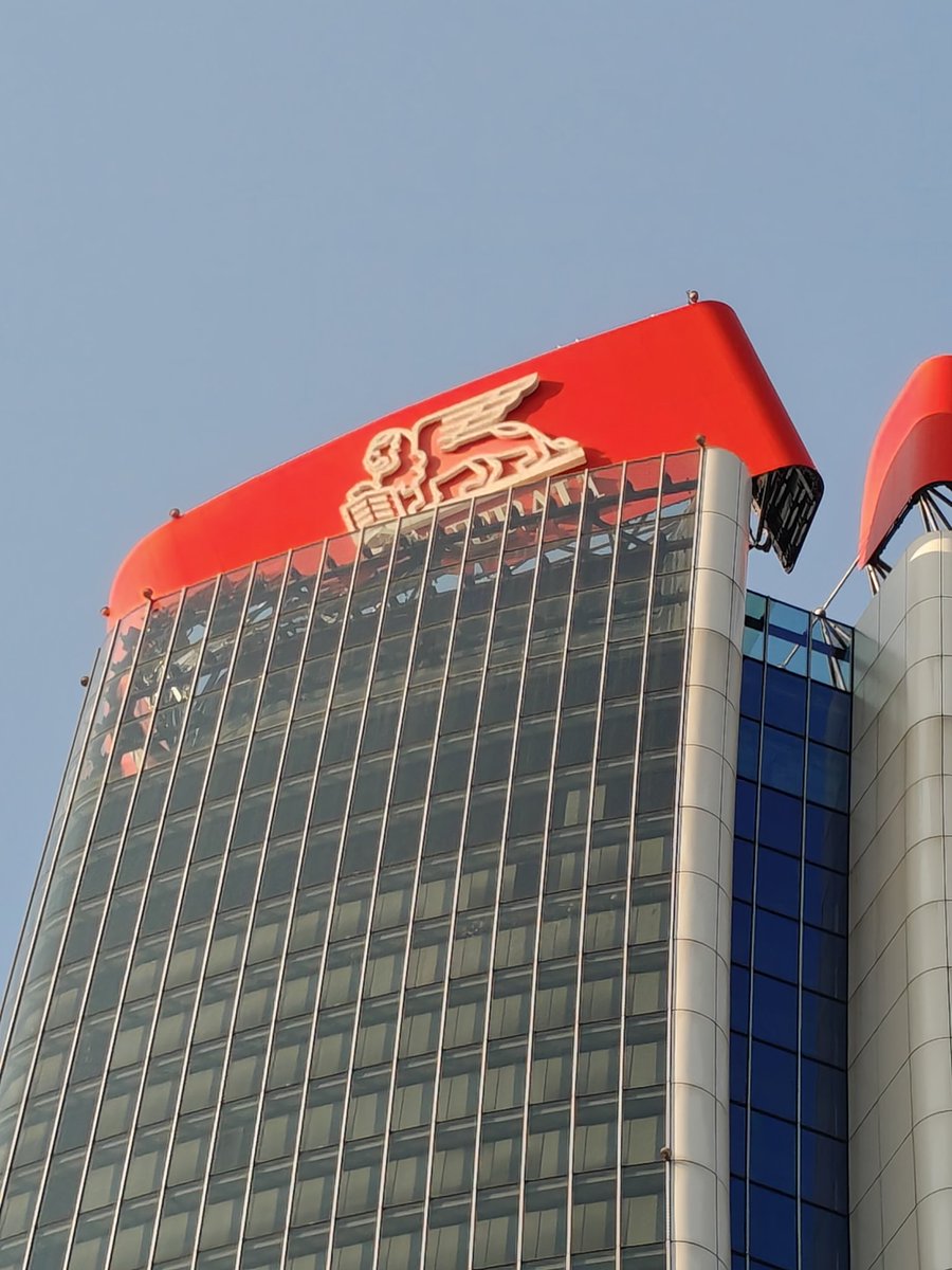 Le insegne sul grattacielo sono collassate. In azione i Vigili del Fuoco. #citylife #milano