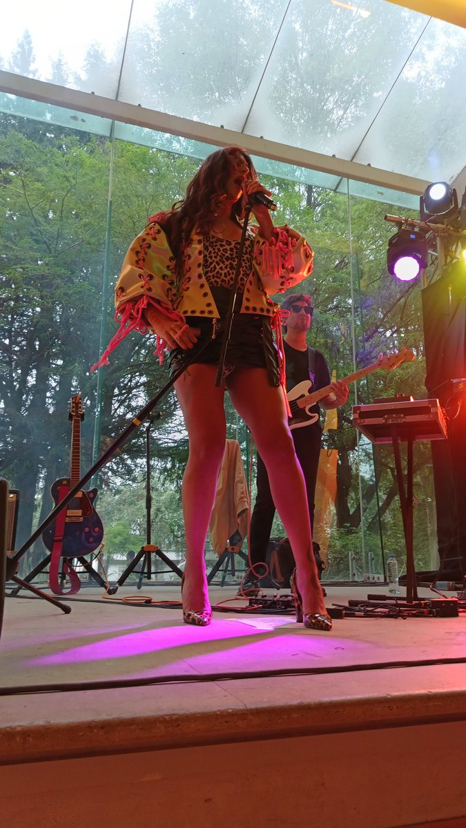 alfxne29's tweet photo. Hoy conocí a @Zemmoa. Fui muy feliz por verla por primera vez y poder abrazarla y tomarme fotos con ella. Disfruté demasiado cantar y bailar #TengoElPoder #MiAmorSoyYo #YaTeVi #TeEnterrareElTacon #WOW #Zemmoa https://t.co/vcFg43Rc25