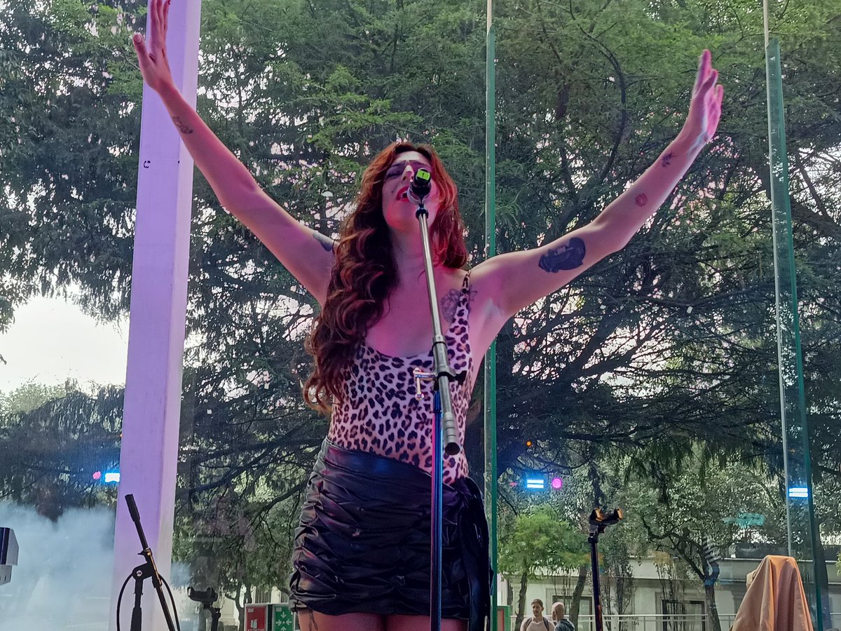 alfxne29's tweet photo. Hoy conocí a @Zemmoa. Fui muy feliz por verla por primera vez y poder abrazarla y tomarme fotos con ella. Disfruté demasiado cantar y bailar #TengoElPoder #MiAmorSoyYo #YaTeVi #TeEnterrareElTacon #WOW #Zemmoa https://t.co/vcFg43Rc25
