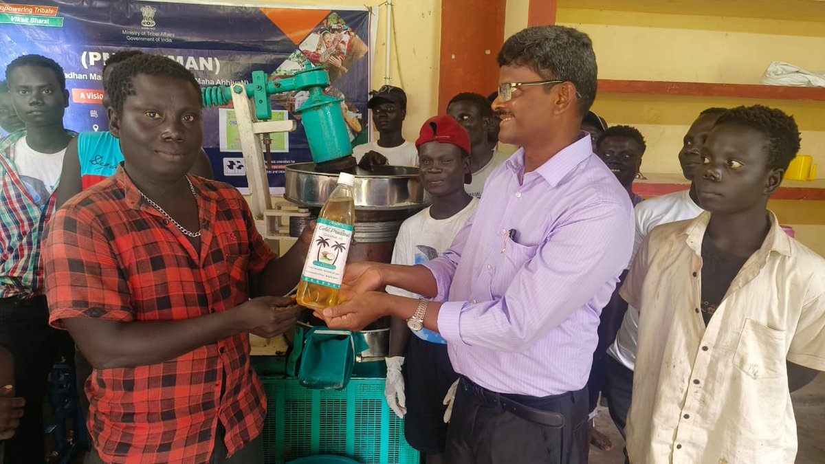 ANI_TribWelfare's tweet image. #FirstTimer in History of #Ongecommunity
Celebrating #JanJatiyaGauravVarshfor Bhagwan Birsa Munda's 150th birth anniversary! ONGE VDVK launches cold-pressed coconut oil on 29.06.2025, empowering PVTG entrepreneurship under #PMJANMAN.
@Andaman_Admin
@MediaRN_ANI
@TribalAffairsIn