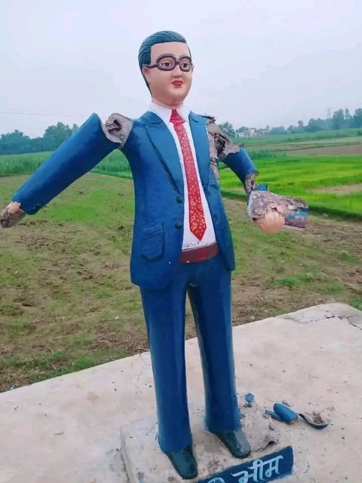 priyanshu__63's tweet photo. बस्ती जिले के लालगंज क्षेत्र में बाबासाहेब अम्बेडकर की प्रतिमा को खंडित किया गया व पास में एक नोट छोड़ा गया जिसपर खुद को अहीर बताते हुए जाटव समाज को गालियां दी गयीं 

मुझे लगता है यह यादव व जाटव समाज को आपस में लड़वाने की साज़िश हो सकती है 

आपका इस मामले पर क्या विचार है..?? https://t.co/6a8iF5AdRm