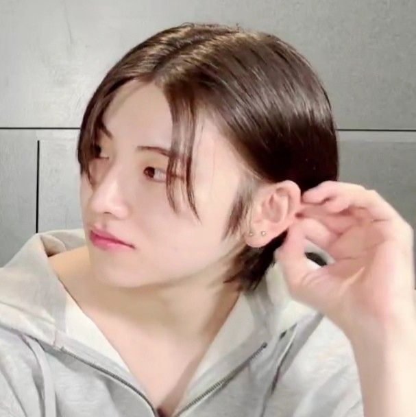yumniqlo's tweet photo. look at this cat’s hair tucked behind his ear :( https://t.co/VHm4aHbCqs