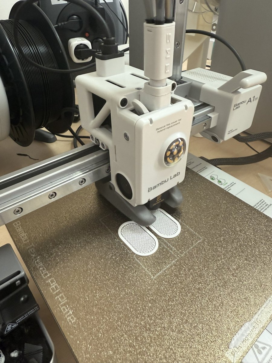 Grupo de personas refugiadas en búsqueda activa de empleo, ha visitado la Asociación <a href="/3dlan_org/">Asociación 3DLAN.org</a> 
Hemos descubierto cómo la impresión 3D y la fabricación digital pueden transformar vidas, creando productos de apoyo para la autonomía de personas con diversidad funcional.