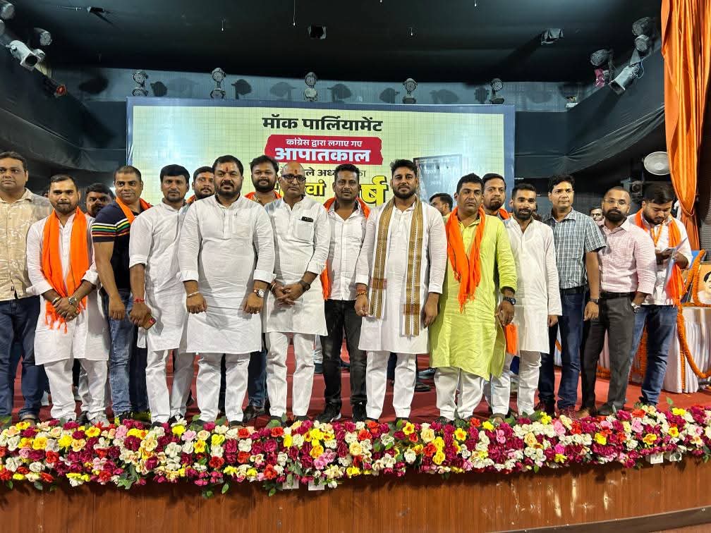 rahulraj6's tweet image. आज पटना स्थित विद्यापति भवन में भारतीय जनता युवा मोर्चा द्वारा आयोजित ‘मॉक पार्लियामेंट’ कार्यक्रम में सम्मिलित हुआ, जिसका विषय आपातकाल के काले अध्याय के ५० वर्ष था|
#Emergency1975 #EmergencyIndia1975