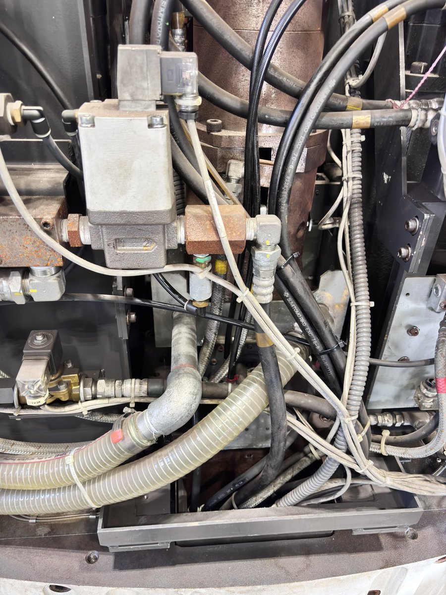 社内の5面加工機のクーラント循環ホースのアダプター破損で応急修理。
あんまり酷ければサービス呼んでの修理でしたが、なんとかなりそうだったのでボクが。とりあえず治ったかな？
試運転して問題がなければ終了です。