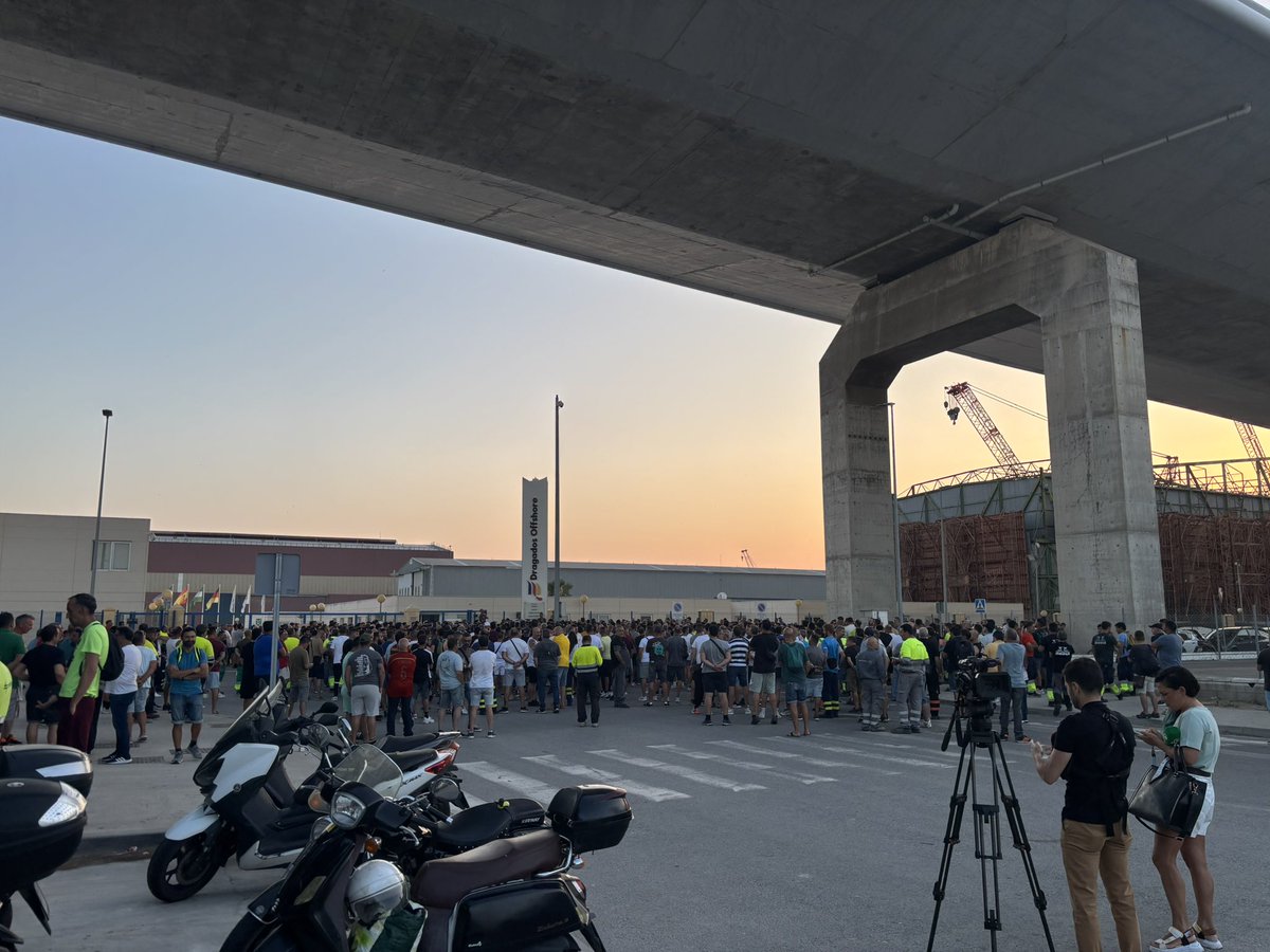 Jaime Álvarez (@jaimealvarezgal) on Twitter photo #Ahora Más de 650 trabajadores están concentrados en Dragados en una asamblea de <a href="/CTM97560609/">@CTM coordinadora de trabajadores del metal</a> y <a href="/CGT/">CGT</a> mostrando su rechazo al acuerdo de UGT con FEMCA.
A las 18h, manifestación en Puerto Real.
<a href="/MasDeUno/">Más De Uno</a> <a href="/OCRAndalucia/">Onda Cero Andalucía</a> <a href="/OndaCero_es/">Onda Cero</a> <a href="/MediodiaOC/">Noticias Mediodía</a> #Ahora Más de 650 trabajadores están concentrados en Dragados en una asamblea de <a href="/CTM97560609/">@CTM coordinadora de trabajadores del metal</a> y <a href="/CGT/">CGT</a> mostrando su rechazo al acuerdo de UGT con FEMCA.
A las 18h, manifestación en Puerto Real.
<a href="/MasDeUno/">Más De Uno</a> <a href="/OCRAndalucia/">Onda Cero Andalucía</a> <a href="/OndaCero_es/">Onda Cero</a> <a href="/MediodiaOC/">Noticias Mediodía</a>