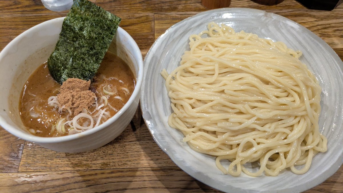 mendohren's tweet photo. 風雲児＠新宿
つけめん　大

学生の時によく食べたお店に久しぶりに。
魚粉がいやらしくない。鶏と魚介のスーパータッグ。この酸味が絶妙。また、麺がツルツル。箸から何度も落ちてしまうところも懐かしい。

またきます。 https://t.co/92j1t5RtaB
