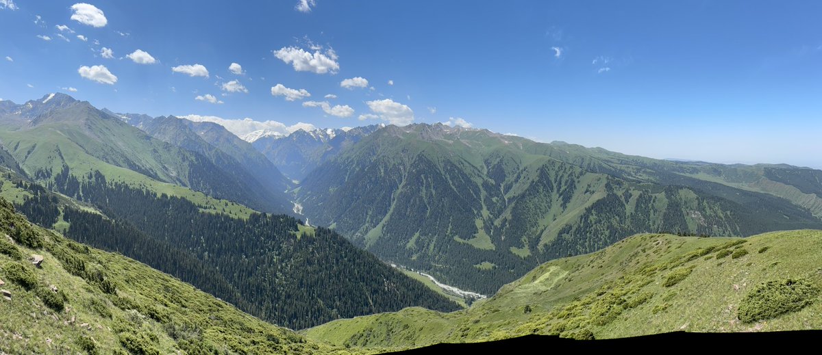 Wederom weer een fantastische reis gehad deze keer naar het zo onontdekte Kirgizië. De ongerepte natuur bleef iedere dag genieten. Je kan uren wandelen door de bergen en het enige wat je tegenkomt zijn paarden, koeien of geiten. Was in het begin wel even wennen aan de hoogtes