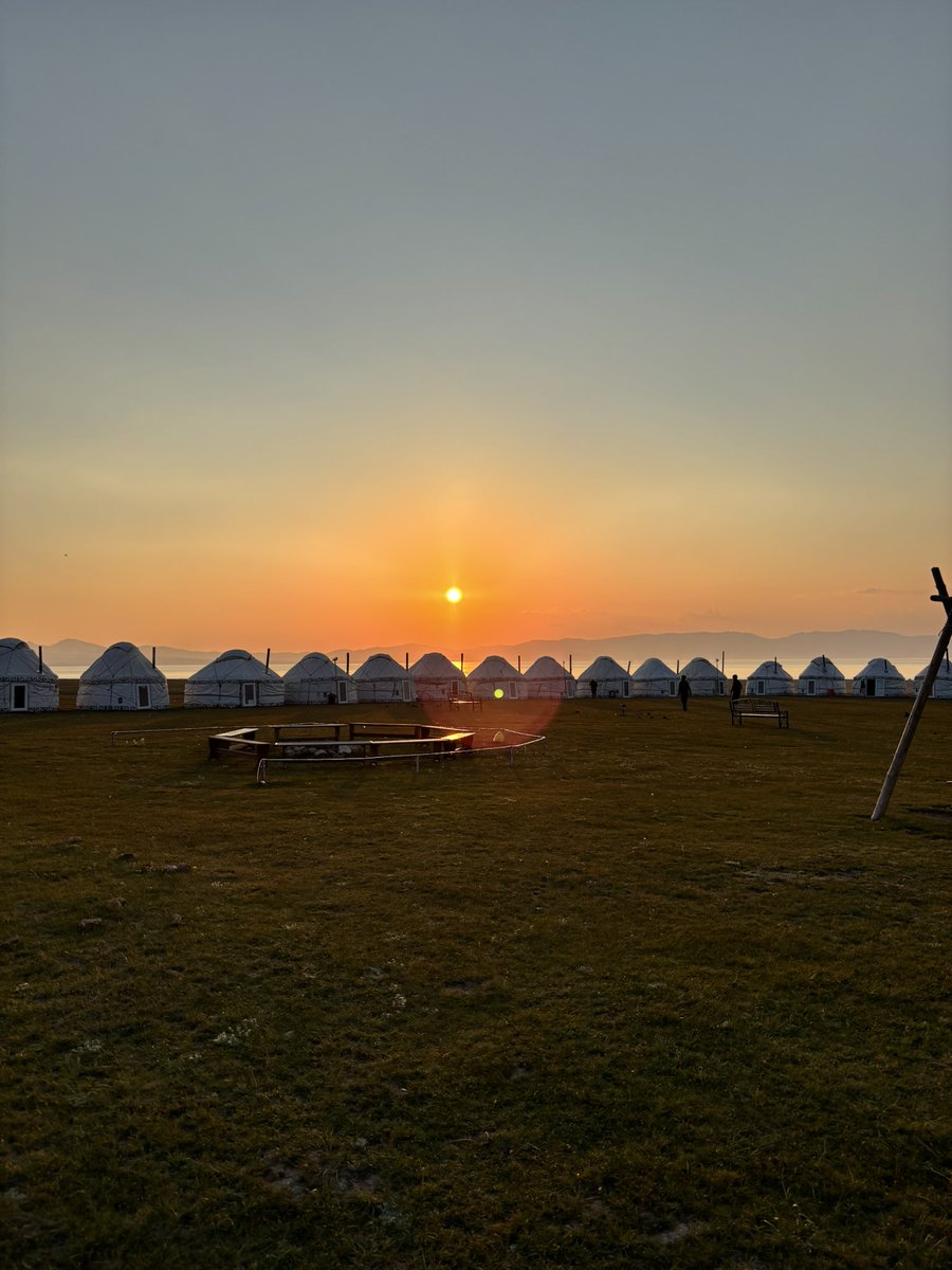 BosPeterBos's tweet photo. Wederom weer een fantastische reis gehad deze keer naar het zo onontdekte Kirgizië. De ongerepte natuur bleef iedere dag genieten. Je kan uren wandelen door de bergen en het enige wat je tegenkomt zijn paarden, koeien of geiten. Was in het begin wel even wennen aan de hoogtes https://t.co/CgHWV4ZBmO