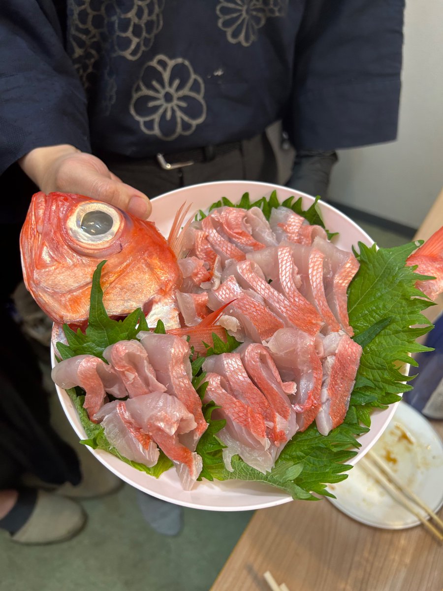 taro_mgr's tweet photo. 友人が刺身を捌いてくれました https://t.co/sHOlLVgZfX