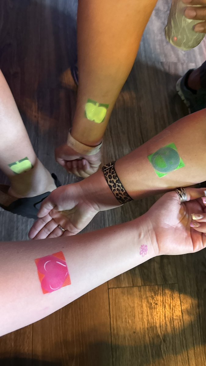 AlyssaCuevas_'s tweet image. two claps and a @figma party 
👏🏼👏🏼🥳 #ISTELive25