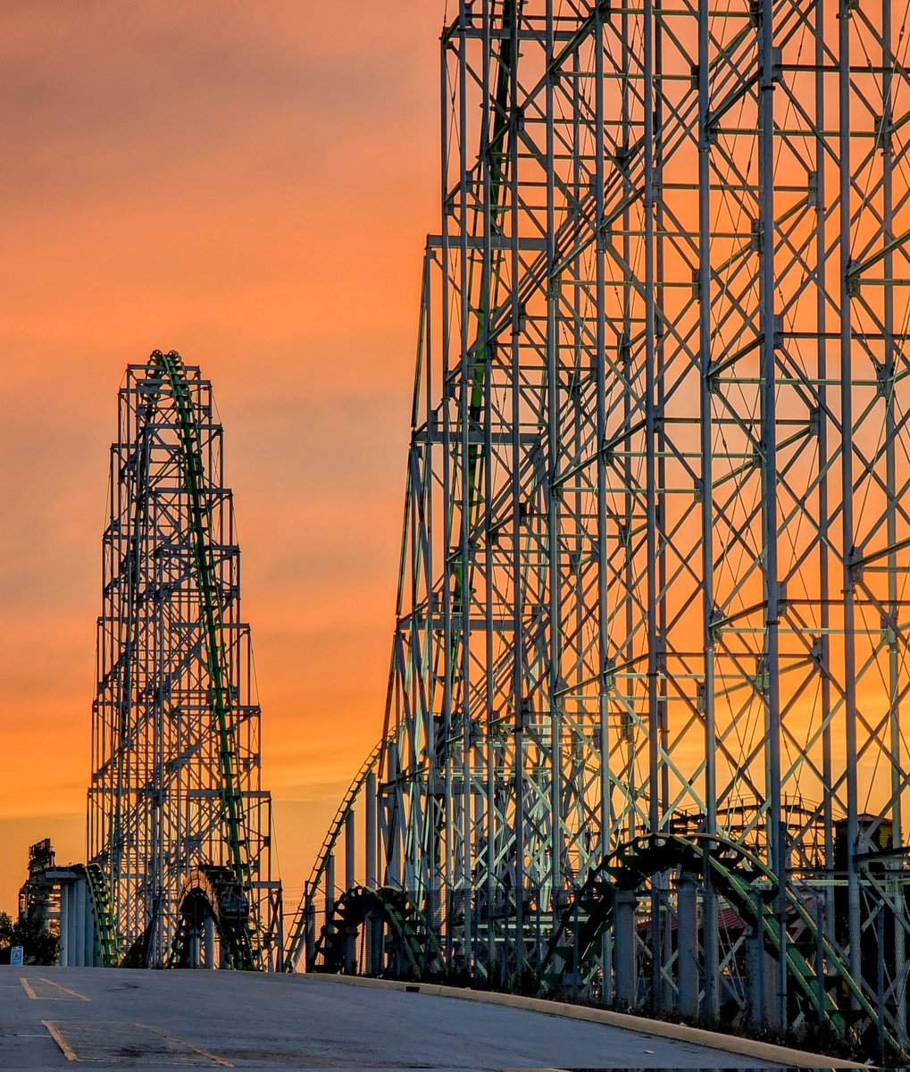 PyroMonkeyUNO's tweet image. End of another good day riding roller coasters. #WorldsOfFun #Mamba #Sunset