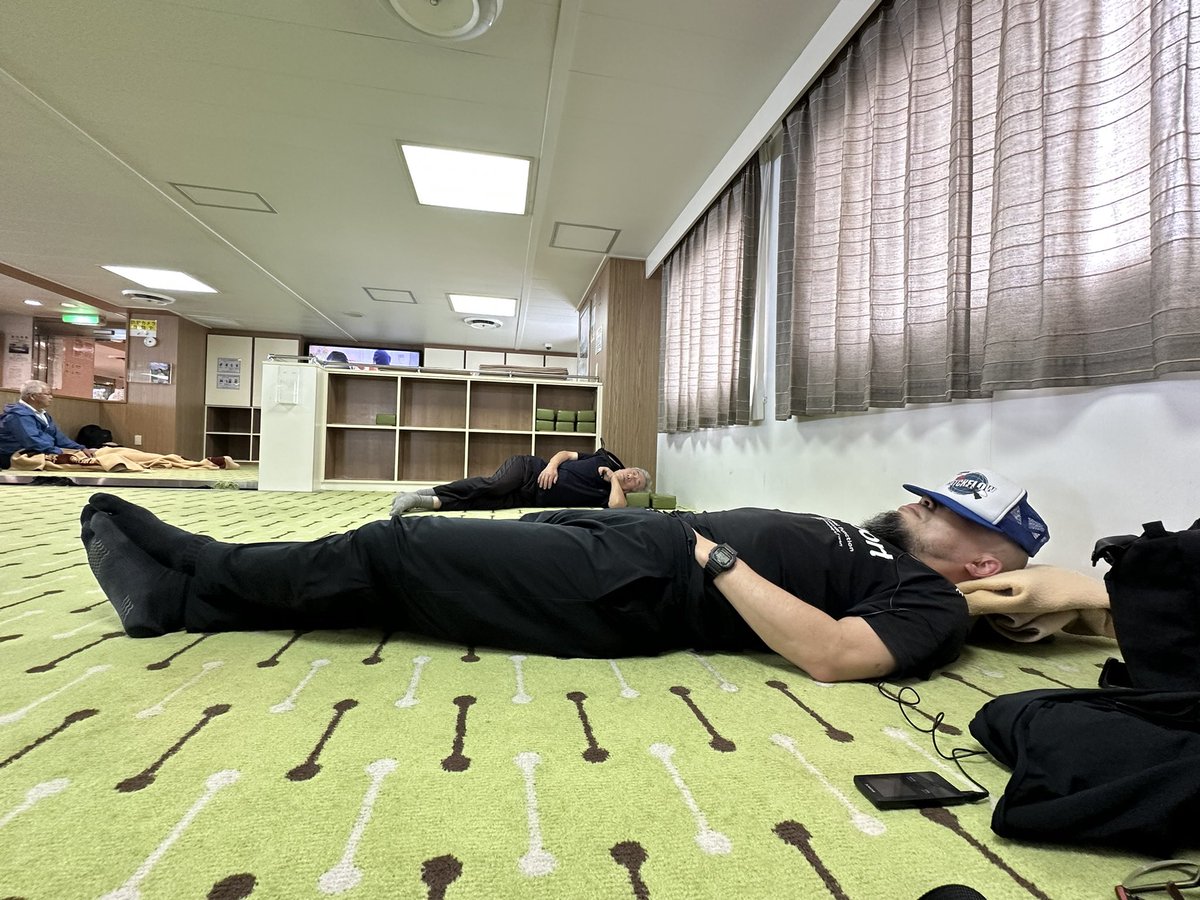 フェリーの寝方が
ルパン3世の次元大介。