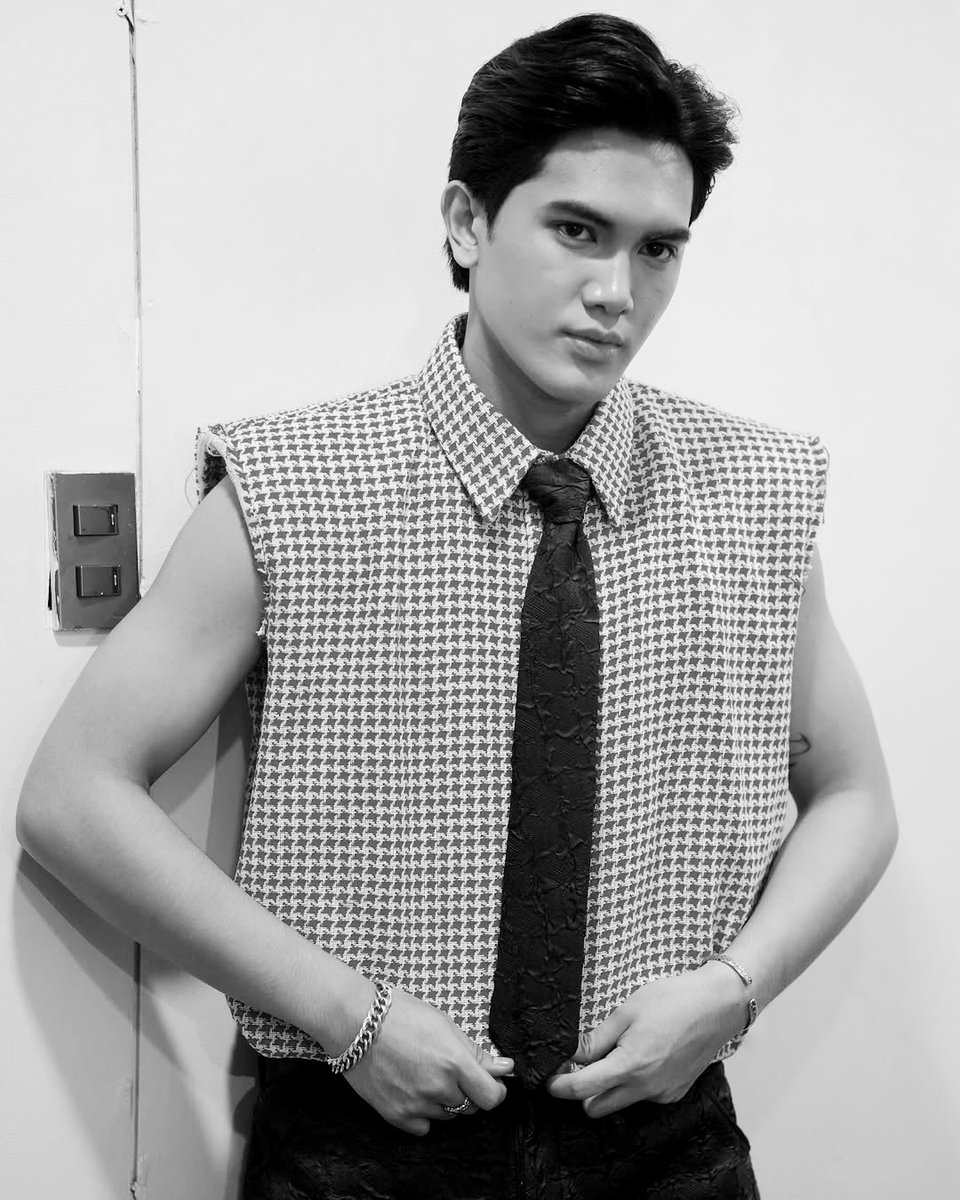 jarrenlundunboy's tweet image. 🎵 i’ve seen the way you look at me… look at me 🖤