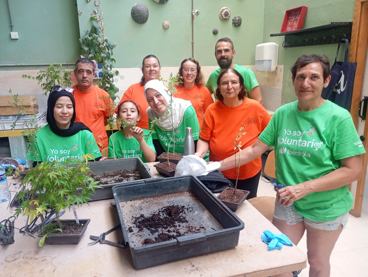 SergioAguinaga6's tweet photo. 👋 ¡Qué alegría veros amig@s de @iberdrola 💚 #ProyectosSociales #Voluntariado #comprometidODS ! #Sufragio @AytoLeganes @GrupoAMAS volvió a contar con ell@s para hacer 1 mural único con @juuaay 🧢

👐También hicieron visita a @HitoProyecto  y se llevaron su propio bonsái 🌳

👇📸 https://t.co/5UUq7J12kf