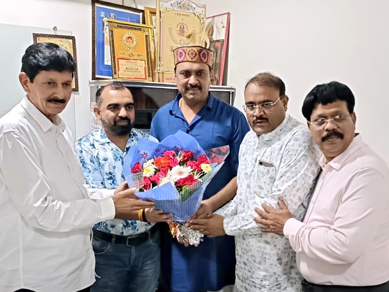 जबलपुर में अपनी कलम की आभा बिखेर रहे वरिष्ठ पत्रकार <a href="/ujjvalshukla/">ujjval shukla</a>जी से मुलाकात की।लंबे समय तक नईदुनिया इंदौर में रहे उज्ज्वलजी अब नईदुनिया जबलपुर के संपादक है,मुझे विश्वास है वे अपनी प्रतिभा से अपने अखबार को नई ऊंचाई देंगे।
इस अवसर पर <a href="/jiratijitu/">Jitu Jirati (Jitendra)</a>जी और <a href="/SumitMishraBJP/">Sumit Mishra</a>जी उपस्थित थे