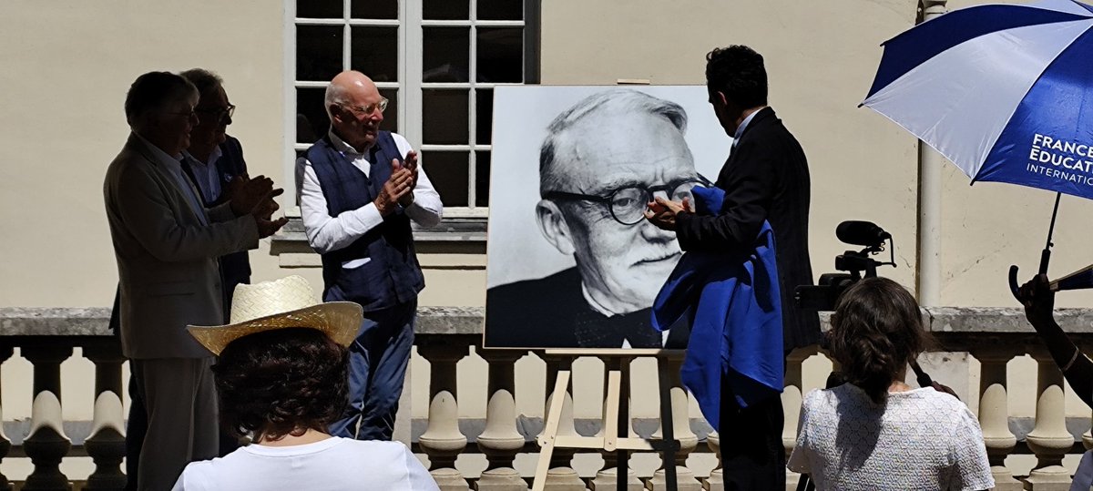 En présence de 3 de ses petits enfants, Olivier Brandouy, DG de #FranceEducationNationale dévoile le portrait de Gustave Monod qui sera installé dans l'entrée du bâtiment.