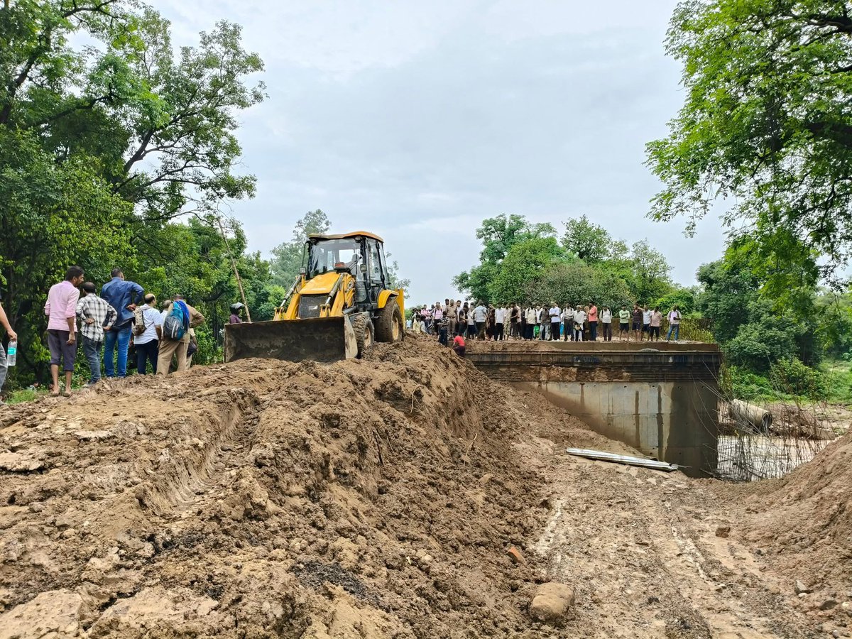 ram_murari's tweet photo. The condition of Najibabad to Kotdwar national Highway after 02 years of work..it’s a plan and low traffic area still and only road connecting UP to Uttarakhand. @NHAI_Official @nitin_gadkari @aajtak @ndtvindia @pushkardhami @myogiadityanath ..two most powerful CM are requested. https://t.co/8np66ff9uw