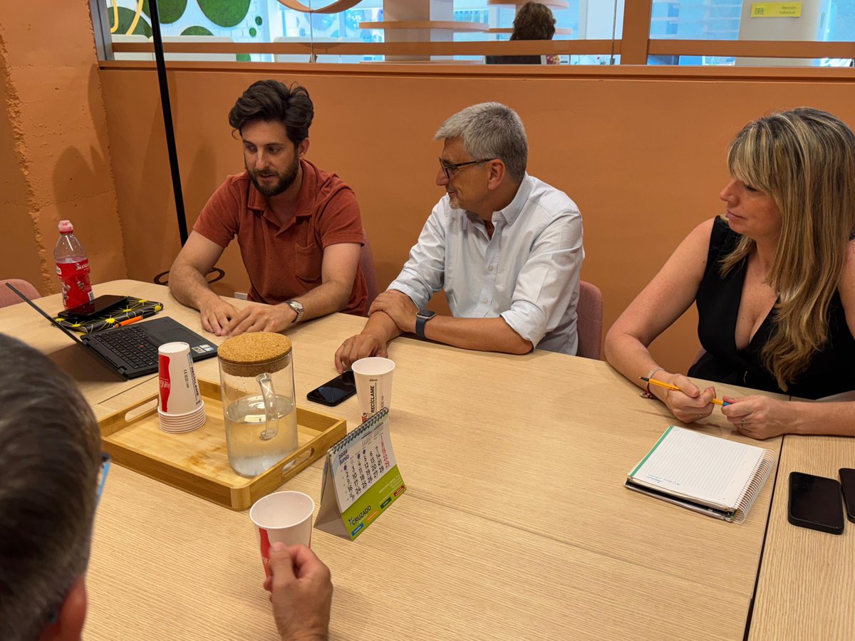 PSOE de Málaga (@psoemalaga) on Twitter photo 📸 Reunión de trabajo con la Asociación <a href="/ArrabalAID/">Asociación Arrabal-AID</a> en la que hemos destacado la importancia de las políticas para la inserción social y laboral de personas vulnerables, sobre todo a través de la formación y el acompañamiento en la búsqueda de empleo.
✊🌹 📸 Reunión de trabajo con la Asociación <a href="/ArrabalAID/">Asociación Arrabal-AID</a> en la que hemos destacado la importancia de las políticas para la inserción social y laboral de personas vulnerables, sobre todo a través de la formación y el acompañamiento en la búsqueda de empleo.
✊🌹