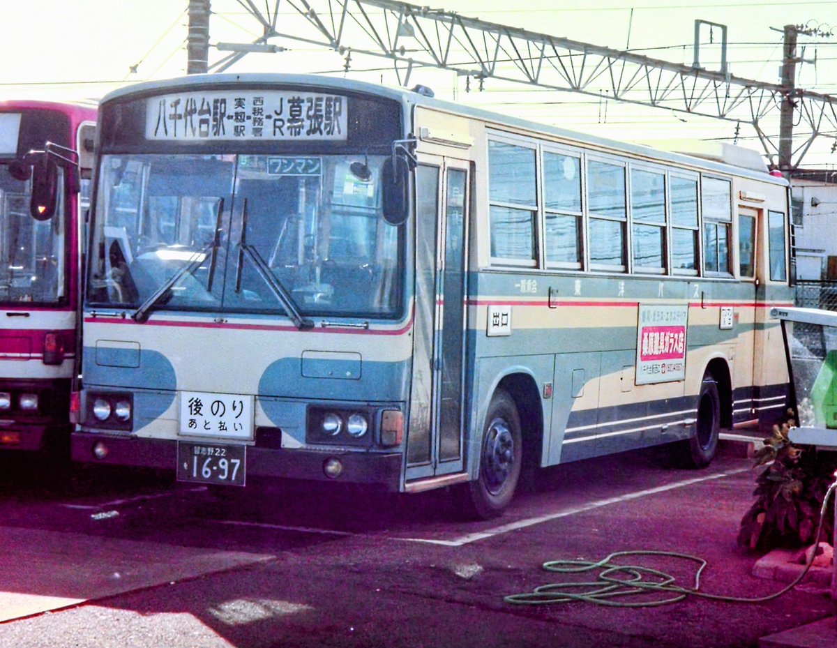 東洋バス　三菱P-MK116J

個人的に馴染みがなかった千葉のバス、同社の存在は知っていたもののこんなカラーがあるとは知らず興奮してカメラを向けた記憶。
いまは会社名も変わり、このターミナルも過去のものになってしまったようですね。
#東洋バス
#千葉シーサイドバス
#三菱ふそう