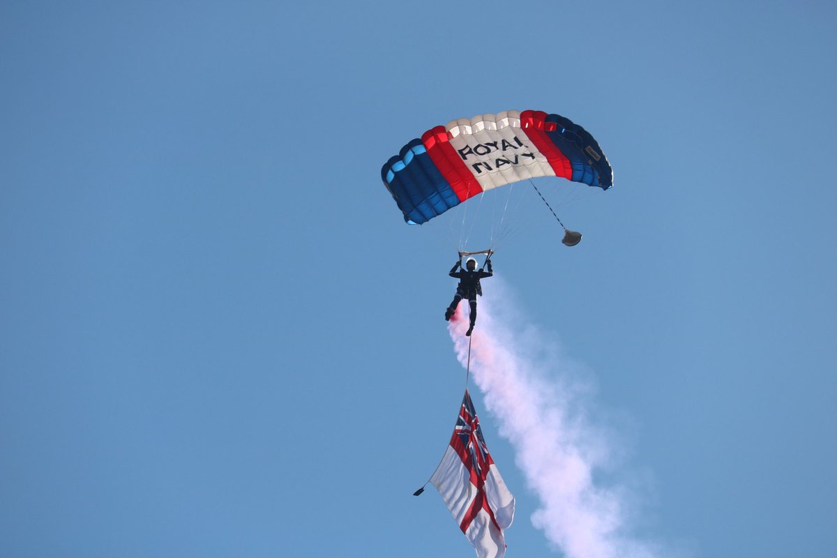 RNParaDisplay's tweet image. Some Great Images of one of our displays this weekend courtesy of @RNRMC media team.
#ArmedForcesDay
#RoyalNavy
#RoyalMarines
#RoyalNavyParachuteTeam
#HMSCollingwood
#Skydive