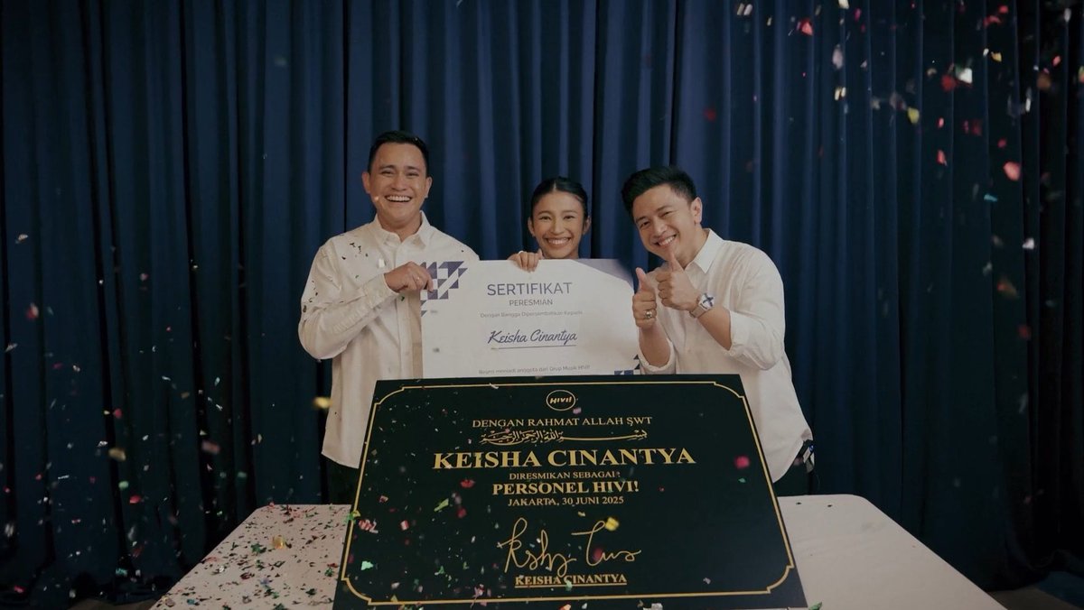 YEYYY SUDAH RESMII!!!

congrats kak keii <a href="/keicinantya/">kei</a> sebagai vokalis <a href="/sayHIVI/">HIVI!</a> yang baru🥳🥳🥳 

semoga humornya makin sefrekuensi dengan dua bapak ini dan ditunggu gebrakannya🫵🏻🫵🏻🫵🏻