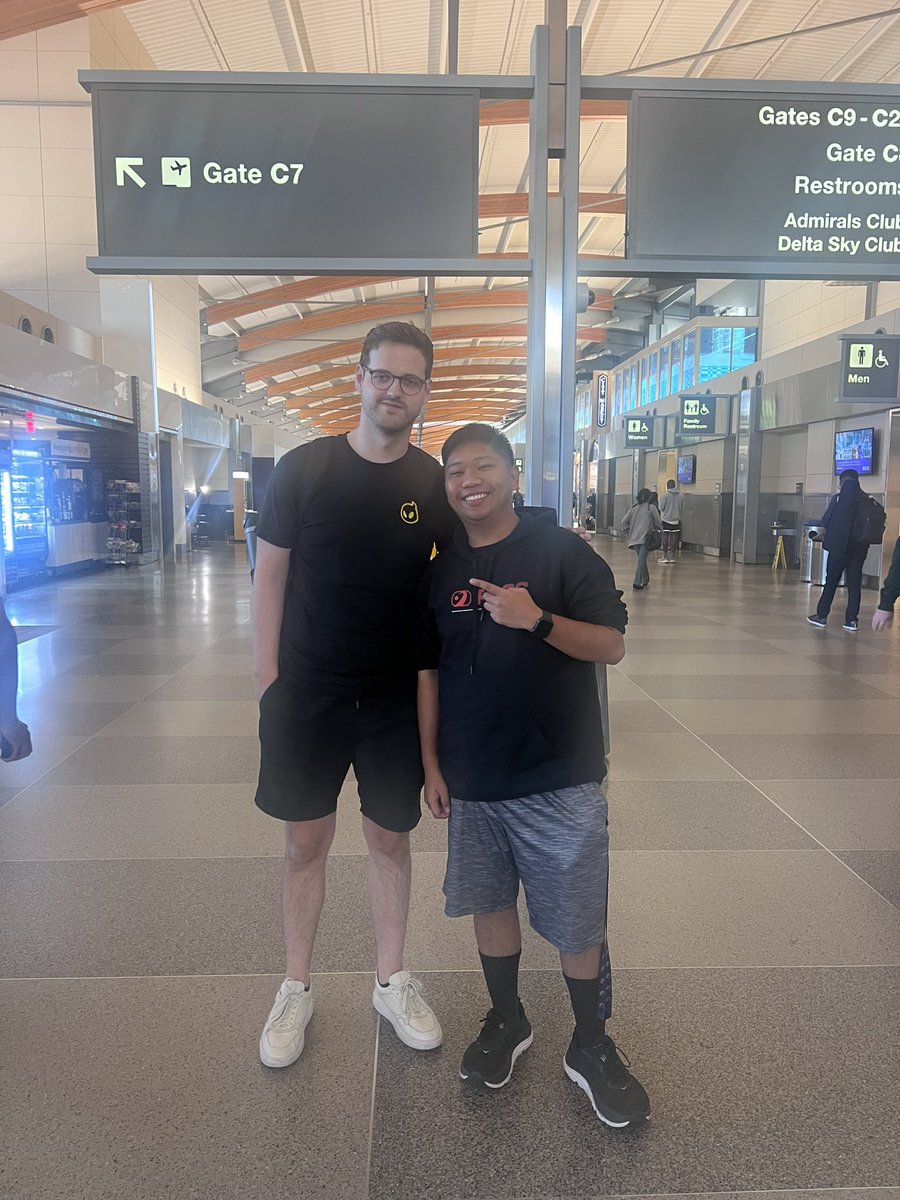 yooooo <a href="/ViolentPandaRL/">ViolentPanda</a> on the same flight as me back to LA?!?! hahaha