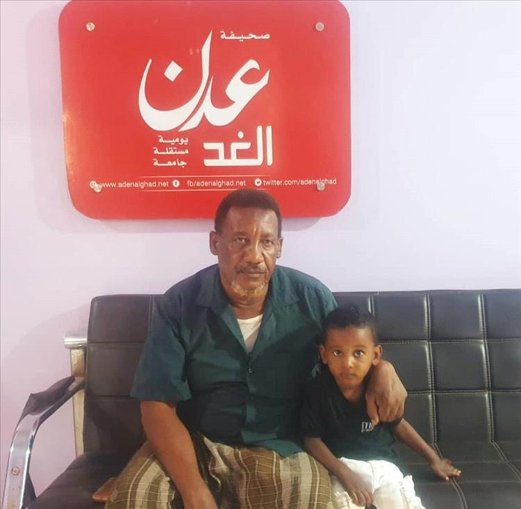 هذا الرجل زارني يوم أمس إلى مكتبي من قرية الخداد في محافظة لحج.
عنده ابنه البكر ويدعى راضي عليان، متزوج ولديه ابن، وهو الطفل الصغير الذي يظهر في الصورة.
الابن البكر هذا كان يعمل حمّالًا بالأجر اليومي في ميزان الطرق بنقطة الحسيني.
جندي في النقطة فرض على هذا الشاب المسكين أن يدفع