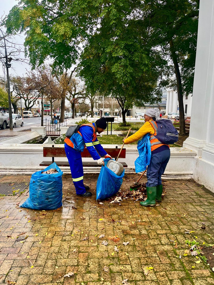 Clearing fallen leaves in the Eikestad is a non-stop task this time of year 🍂🧹 But it’s essential to help keep our stormwater systems and drains flowing freely.