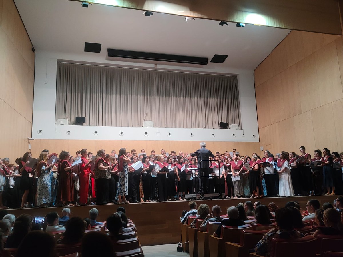 Viajar y asistir a eventos de la vida pública de mi ciudad, a pequeñas muestras de grandeza, emoción y ejercicio de la virtud, me reafirma en que una buena pretemporada para cualquier entrenador de cualquier deporte pasa por ampliar y enriquecer su mirada individualozona.blogspot.com/2025/06/irnos-…