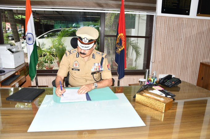 bstvlive's tweet photo. 🚨लखनऊ : ADG सुजीत पांडेय ने पदभार ग्रहण किया🚨
👮♂️ सुजीत पांडेय ने ADG लखनऊ जोन का पदभार संभाला
#Lucknow #ADG #SujitPandey #NewAppointment @Uppolice @adgzonelucknow https://t.co/sWgkrJWuyK