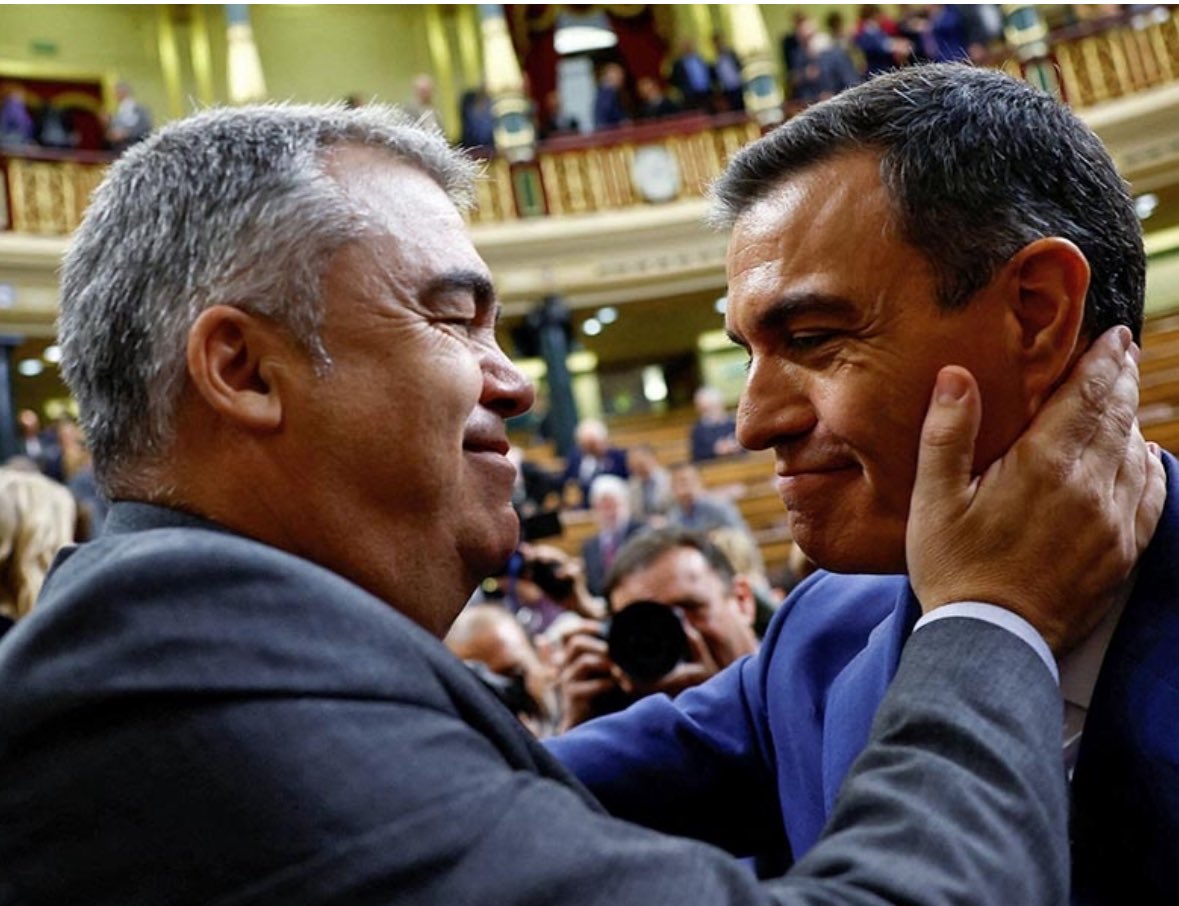 El tipo que negoció con un delincuente los apoyos para que su amigo Pedro Sánchez siguiera en la Moncloa tras perder las elecciones. A ver cuando le acompaña  “el puto amo” en su camino hacia la cárcel. vozpopuli.com/tribunales/ant…