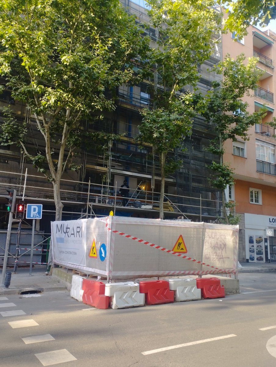 Gracias, constructora Murari, por continuar un mes más con el experimento de Urbanismo Táctico Sin Querer, una vez desmontada la grúa de Lope de Haro. Pero son ya 13 meses de recogida de datos, ya es suficiente. ¿No se debería proceder ya a ampliar esa acera de forma definitiva?