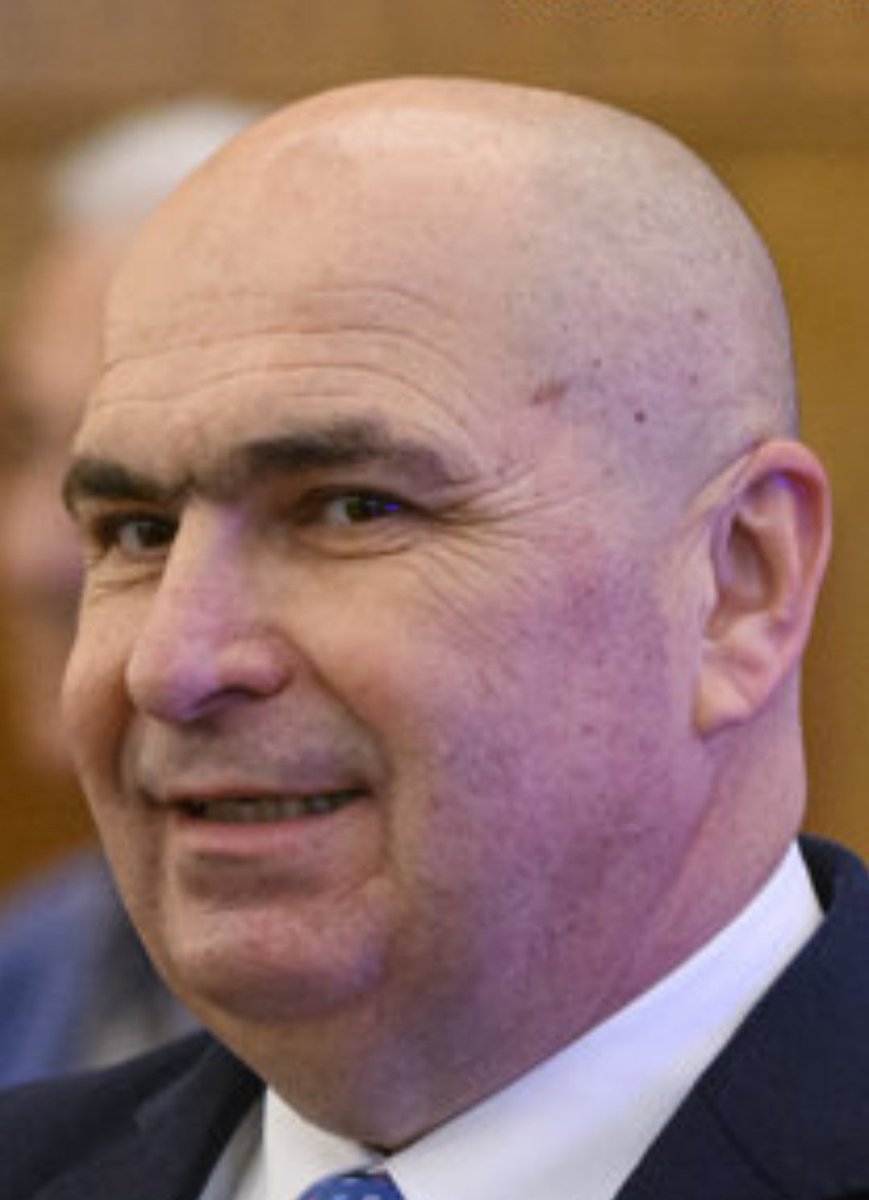 Realitate sau pamflet?👇

Sunt Ilie Gavril,
Bolovanul din Birtin

De Sistem am fost ales,
Nu știu cum...
Dar toate-mi ies:

Zombie-mucii mă iubesc,
Deși știu c-o să-i muiesc

Pe cel Muc l-am "aranjat",
Sub papuc l-am așezat

Și îmi place de Macrou,
Vreau să-l pup doar în popou!😚