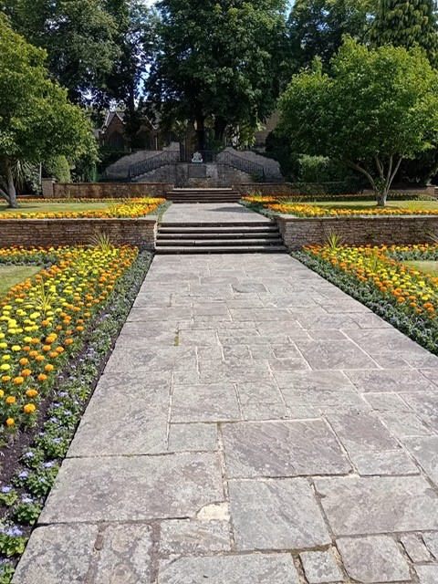 RoyalSutColTC's tweet image. 🌼🌷 The Summer planting scheme funded by the Town Council is now complete, bringing a bright splash of colour to Sutton Coldfield. We hope you enjoy the flowers as they bloom over the coming months.