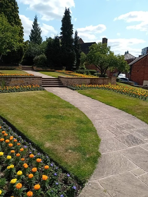 RoyalSutColTC's tweet image. 🌼🌷 The Summer planting scheme funded by the Town Council is now complete, bringing a bright splash of colour to Sutton Coldfield. We hope you enjoy the flowers as they bloom over the coming months.
