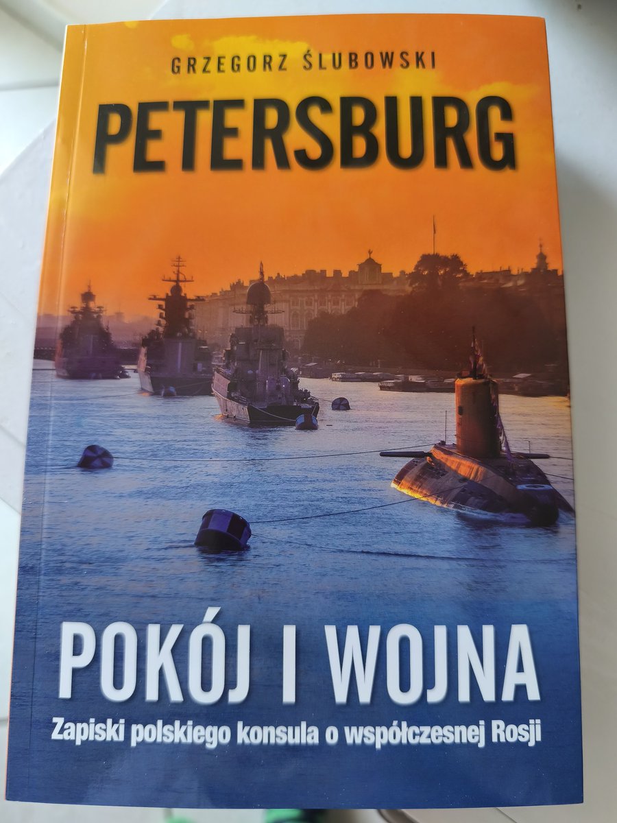 jprusinowski's tweet image. Jakby ktoś nie zauważył, to @SlubowskiG napisał świetną książkę. O Rosji, nie tylko współczesnej, o Petersburgu i o pracy polskiego dyplomaty w czasie rosyjskiej agresji. &quot;Petersburg. Pokój i wojna&quot;. Moja pierwsza wakacyjna lektura, bardzo trafiona, polecam!
