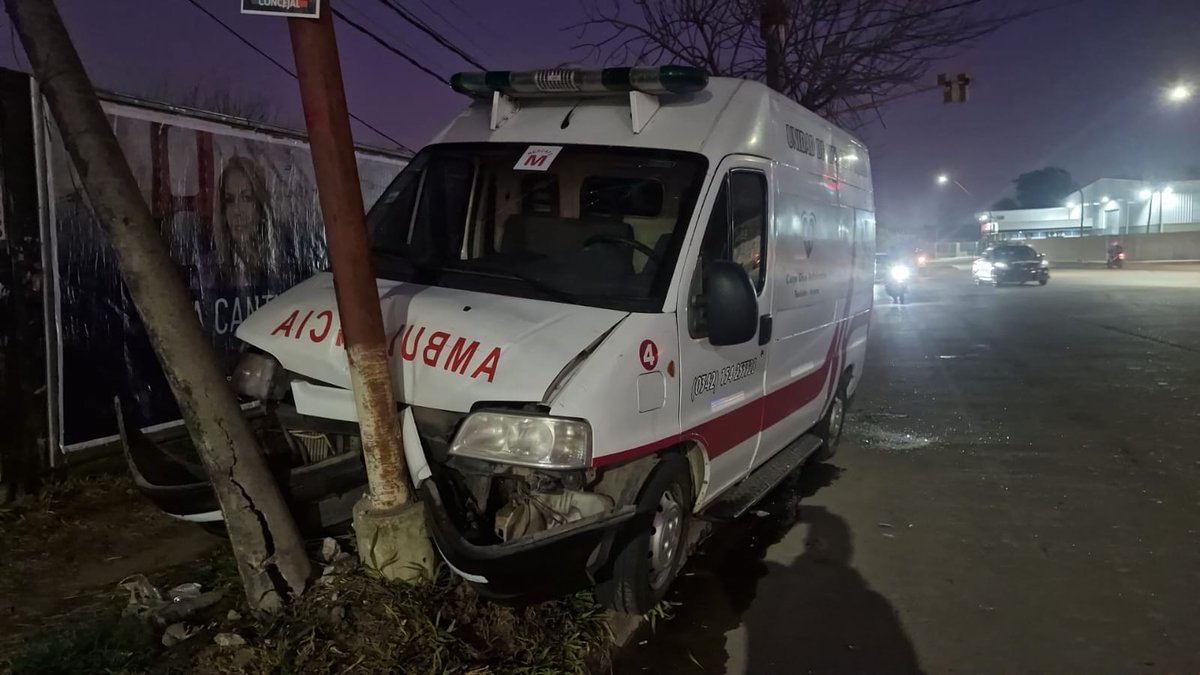Santa Fe. Ambulancia privada embistió esta columna sobre Avenida Gorriti y Facundo Zuviria, cuenta <a href="/MauGonzalez009/">Mauro González</a> x <a href="/Radio_Eme/">Radio EME</a>. No llevaba pacientes y su conductor fue trasladado al Hospital Cullen.
