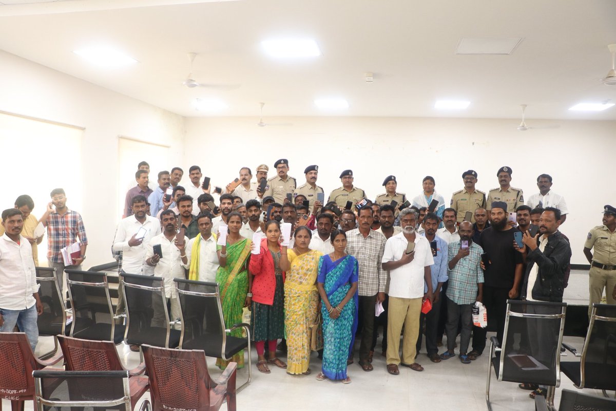 siddipetcp's tweet photo. Under the Supervision of Siddipet Commissioner of Police Dr.B.Anuradha..IPS madam , IT cell and team of SIDDIPET POLICE successfully traced and recovered 121 phones  using the CEIR portal.The recovered phones were handed over to the rightful owners @TelanganaCOPs @TelanganaDGP https://t.co/1OfYDMnAv2