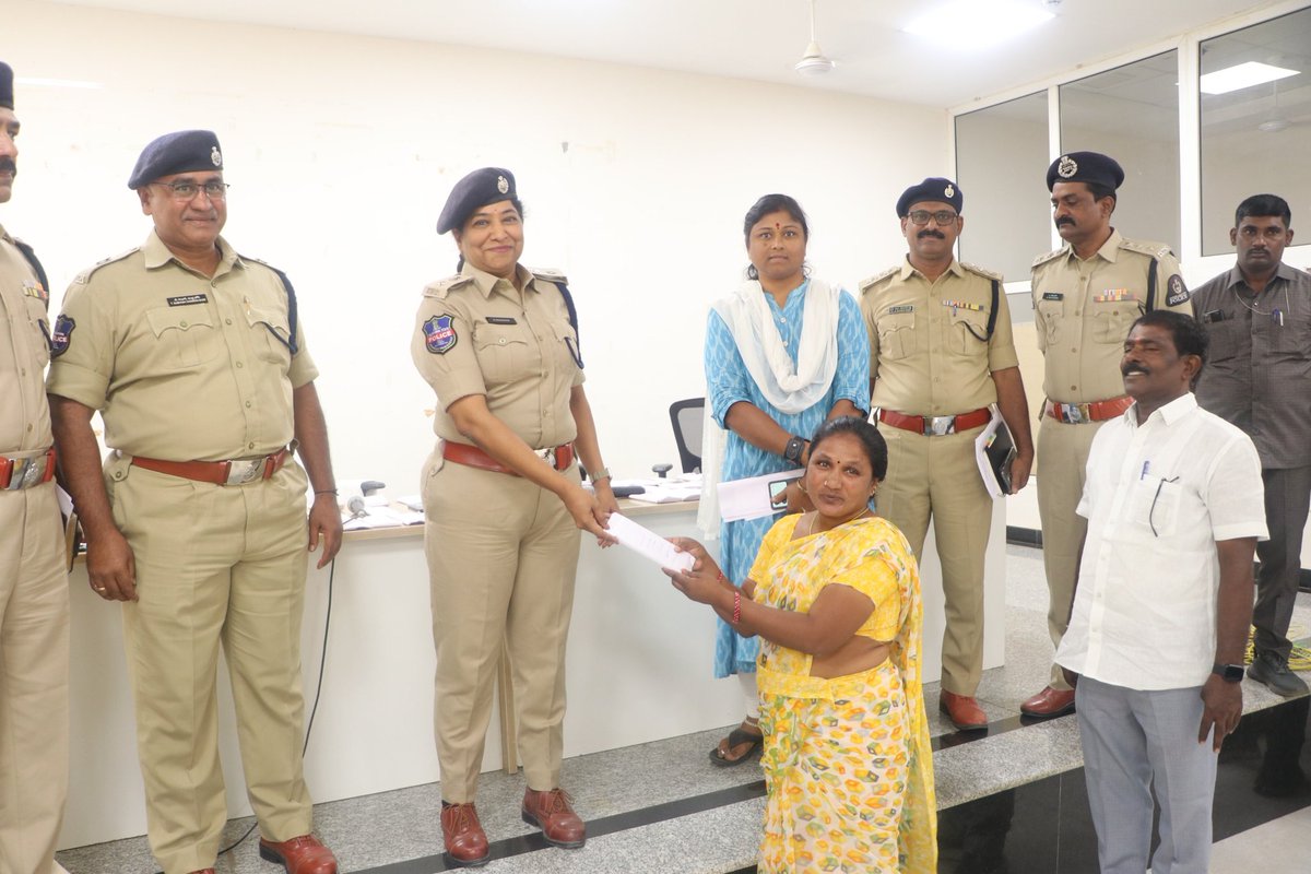 siddipetcp's tweet photo. Under the Supervision of Siddipet Commissioner of Police Dr.B.Anuradha..IPS madam , IT cell and team of SIDDIPET POLICE successfully traced and recovered 121 phones  using the CEIR portal.The recovered phones were handed over to the rightful owners @TelanganaCOPs @TelanganaDGP https://t.co/1OfYDMnAv2