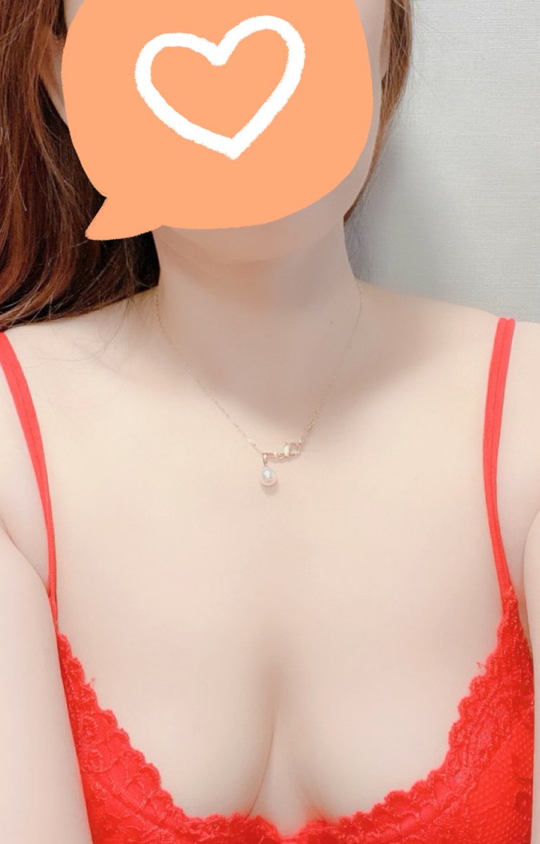 운동하러 가는 길. .
겉은 너무나도 조신하게
속은 핫 레드로 입어 봄. .

서울친구들이 더위죽겠다 그러고
대구친구들도 대프리카 스타트라고
힘들겠다 하던데
여기도 30도 훌쩍 넘어. . .ㅠㅠ

나흘후부턴
선선해진다니
버티는중. .

다들 좋은 한 주의 시작되세요. .
이제 시작이니
잘 버텨봐요