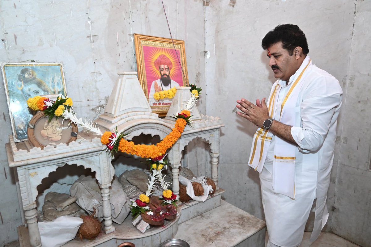 Team_SanjayR's tweet photo. आज राज्याचे मृद व जलसंधारण मंत्री तथा यवतमाळ जिल्ह्याचे पालकमंत्री मान. ना. संजयभाऊ राठोड यांनी वाढदिवसाच्या निमित्ताने मूळगाव पहूरला जाऊन संत श्री सेवालाल महाराज, श्री साई बाबा आणि माता जगदंबाचं दर्शन घेतलं. आयुष्यात नेहमी सेवा, भक्ती आणि लोकसेवा घडत राहो, अशी प्रार्थना केली. https://t.co/CwrzQNF31R