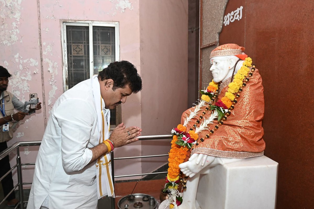 Team_SanjayR's tweet photo. आज राज्याचे मृद व जलसंधारण मंत्री तथा यवतमाळ जिल्ह्याचे पालकमंत्री मान. ना. संजयभाऊ राठोड यांनी वाढदिवसाच्या निमित्ताने मूळगाव पहूरला जाऊन संत श्री सेवालाल महाराज, श्री साई बाबा आणि माता जगदंबाचं दर्शन घेतलं. आयुष्यात नेहमी सेवा, भक्ती आणि लोकसेवा घडत राहो, अशी प्रार्थना केली. https://t.co/CwrzQNF31R