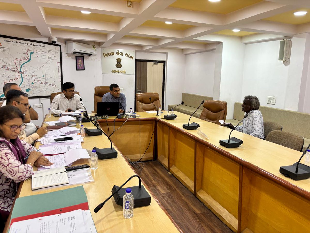 CollectorAhd's tweet image. આજરોજ જિલ્લા સ્વાગત ફરિયાદ નિવારણ કાર્યક્રમ યોજવામાં આવ્યો.
અરજદારશ્રીઓના પ્રશ્નો રૂબરૂમાં સાંભળી નિયમોનુસારની કાર્યવાહી કરવા તેમજ યોગ્ય નિકાલ માટે સબંધિત અધિકારીઓને સૂચના આપવામાં આવી. 
#DistrictSwagat
#SwagatProgram